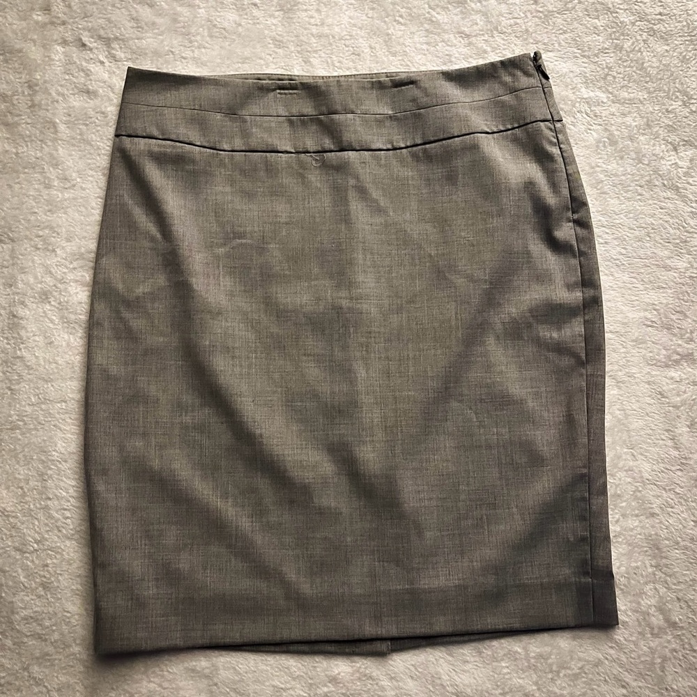 Medium length pencil skirt with zipper on the side.